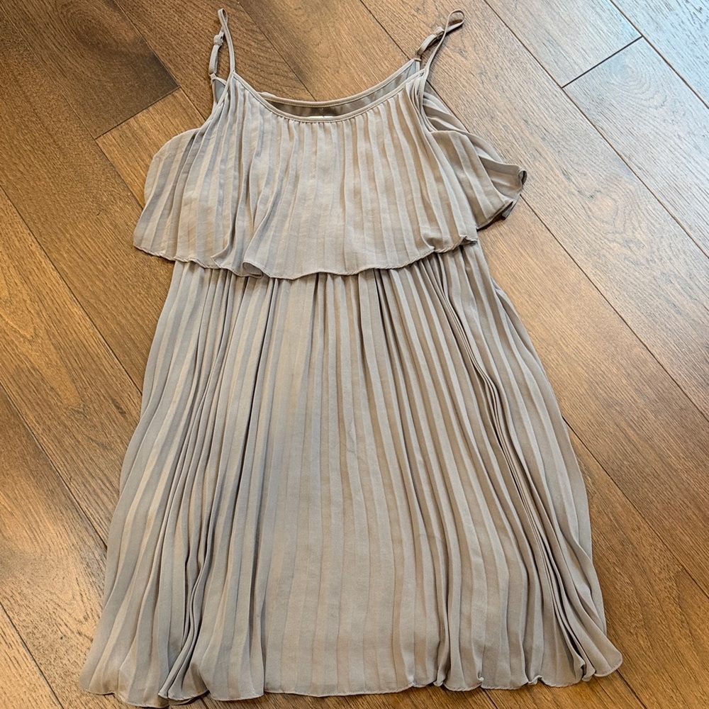 Paraella Gray Pleated Dress Medium C16-018